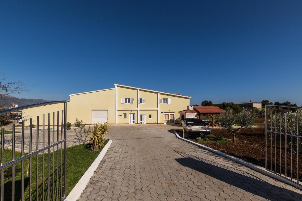 Orange Tree Garden Apartment Трогир Екстериор снимка